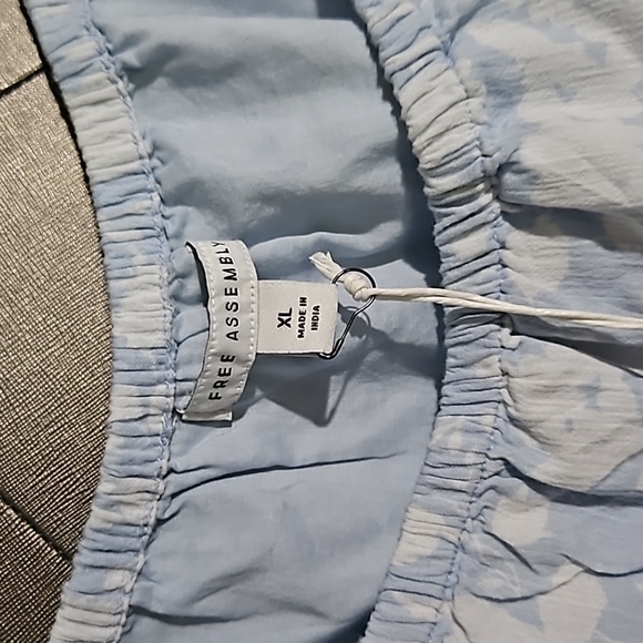 Free assembly summer top xl blue and white - Picture 3 of 3